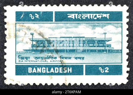 Timbre postal annulé imprimé au Bangladesh montre l'aéroport international de Zia, Dhaka, vers 1983. Banque D'Images