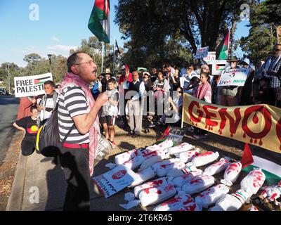 Canberra, Australie, 10 novembre 2023. Socialiste juif, le Dr Rick Kuhn s'adresse à environ 200 manifestants rassemblés devant l'ambassade israélienne pour exiger un cessez-le-feu immédiat et la levée du siège de Gaza par Israël. Crédit : Leo Bild/Alamy Live News Banque D'Images