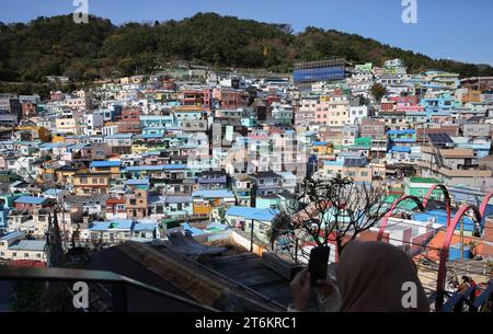 (231111) -- BUSAN, 11 novembre 2023 (Xinhua) -- cette photo prise le 9 novembre 2023 montre le paysage du village culturel de Gamcheon à Busan, en Corée du Sud. (Xinhua/Yao Qilin) Banque D'Images