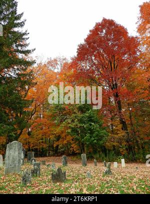 feuillage d'automne d'érable coloré à côté du cimetière de l'église luthérienne allemande flohr du xviiie siècle à mcknightstown, près de gettysburg, pennsylvanie Banque D'Images