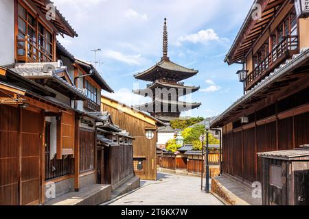 Vieille ville historique de Kyoto avec la pagode Yasaka et le temple Hokan-ji ancien au Japon Banque D'Images