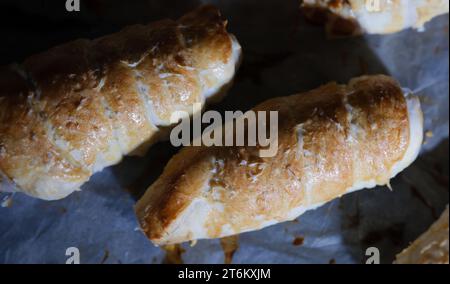 Saucisse fraîchement cuite dans la pâte à la sauce en gros plan Banque D'Images