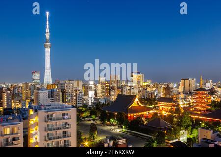 Tour Skytree de Tokyo et sanctuaire Asakusa avec ville d'horizon au crépuscule au Japon Banque D'Images