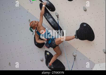 (231111) -- JAKARTA, 11 nov. 2023 (Xinhua) -- Nonaka Miho, du Japon, participe à la finale féminine Boulder et première finale de l'IFSC Asian qualifier Jakarta 2023 au Gelora Bung Karno Sport Center à Jakarta, Indonésie, le 11 novembre 2023. (Xinhua/Veri Sanovri) Banque D'Images