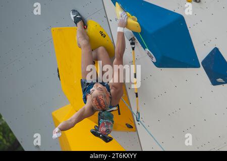 (231111) -- JAKARTA, 11 nov. 2023 (Xinhua) -- Nonaka Miho, du Japon, participe à la finale féminine Boulder et première finale de l'IFSC Asian qualifier Jakarta 2023 au Gelora Bung Karno Sport Center à Jakarta, Indonésie, le 11 novembre 2023. (Xinhua/Veri Sanovri) Banque D'Images