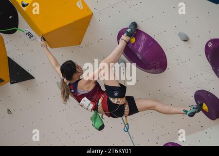 (231111) -- JAKARTA, 11 nov. 2023 (Xinhua) -- Zhang Yuetong, de Chine, concourt à la finale féminine Boulder et première finale du tournoi de qualification asiatique IFSC Jakarta 2023 au Gelora Bung Karno Sport Center à Jakarta, Indonésie, le 11 novembre 2023. (Xinhua/Veri Sanovri) Banque D'Images