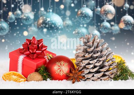 Décoration de carte de Noël déco temps avec boules boules cadeau présent et espace copie Copyspace Banque D'Images