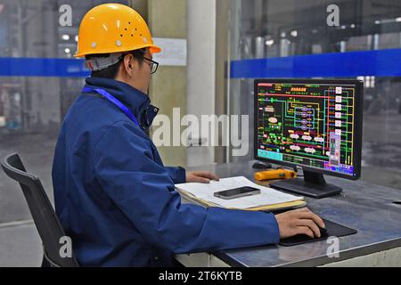 YANTAI, CHINE - 11 NOVEMBRE 2023 - Un membre du personnel d'une compagnie de chaleur vérifie le fonctionnement du système d'échange thermique à la première station de Yantai, Banque D'Images