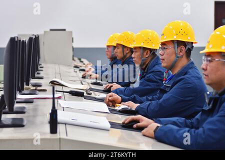 YANTAI, CHINE - 11 NOVEMBRE 2023 - les travailleurs d'une compagnie de chauffage régulent le fonctionnement d'une chaudière par le biais d'un système de contrôle à Yantai, dans la province du Shandong Banque D'Images