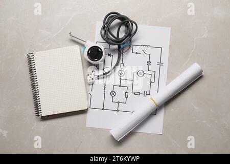 Schéma de câblage, fils, ruban à mesurer et bloc-notes sur la table lumineuse, pose à plat Banque D'Images