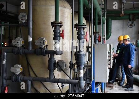 YANTAI, CHINE - 11 NOVEMBRE 2023 - Un membre du personnel d'une compagnie de chauffage vérifie le fonctionnement d'un réservoir d'ions à Yantai, dans la province du Shandong, en Chine, en novembre Banque D'Images