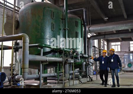 YANTAI, CHINE - 11 NOVEMBRE 2023 - Un membre du personnel d'une compagnie de chauffage vérifie le fonctionnement d'un réservoir de filtre de traitement de l'eau à Yantai, dans la province du Shandong Banque D'Images