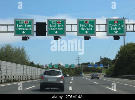 Détecteur de vitesse moderne et paiement de la vignette d'autoroute avec des panneaux routiers avec des indications de nombreux endroits en Suisse Banque D'Images