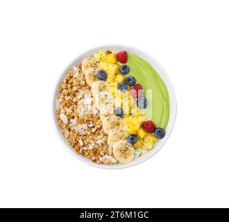 Savoureux bol de smoothie matcha servi avec des fruits frais et des flocons d'avoine isolés sur blanc, vue de dessus. Petit déjeuner sain Banque D'Images