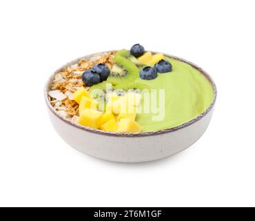 Savoureux bol de smoothie matcha servi avec des fruits frais et des flocons d'avoine isolés sur blanc. Petit déjeuner sain Banque D'Images