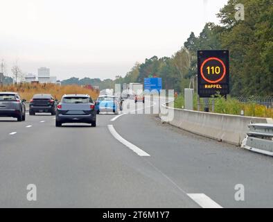 Panneau routier avec limite de vitesse de 110 km par heure et le texte RAPPEL qui signifie SE SOUVENIR en français Banque D'Images