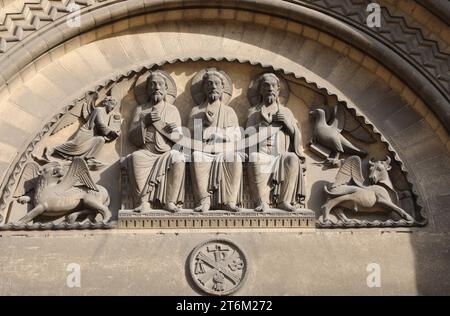 Quatre créatures ailées qui symbolisent les quatre évangélistes entourent Christ en majesté sur le tympan roman de l'Église Banque D'Images