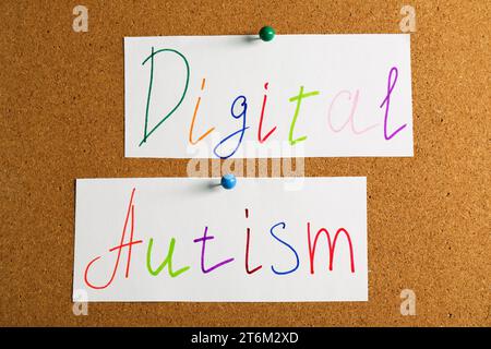 Cartes avec des mots Digital Autism épinglés sur un panneau en liège Banque D'Images