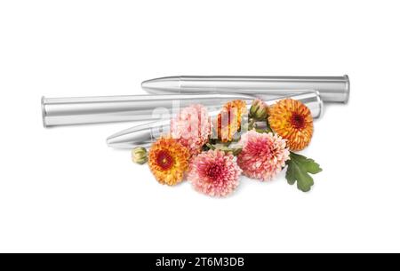 Balles et belles fleurs isolées sur blanc Banque D'Images