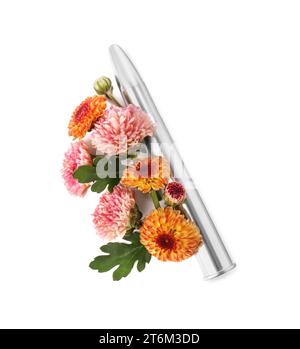 Balle et belles fleurs isolées sur blanc, vue au-dessus Banque D'Images