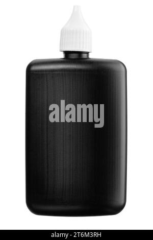 Bouteille en plastique d'huile lubrifiante universelle isolée sur fond blanc. Le fichier contient un chemin d'écrêtage. Banque D'Images