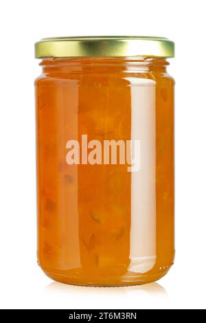 Confitures colorées dans des bocaux en verre isolés sur fond blanc. Le fichier contient un chemin de détourage. Profondeur de champ totale. Banque D'Images