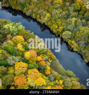 River Clyde près de Bothwell Castle, Bothwell, Lanarkshire, Écosse, Royaume-Uni Banque D'Images