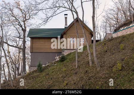 SVYATOGORSK, UKRAINE - 31 OCTOBRE 2021 : c'est une maison en bois de monastère sur une colline sur le territoire de la Lavra de Svyatogorsk. Banque D'Images