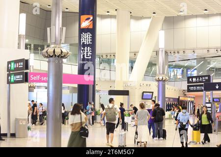 Hong Kong -novembre 1 2023 : les gens traversent la porte de la gare de HK West Kowloon depuis la chine ou quittent hk. Certains peuples utilisent le week-end pour prendre adv Banque D'Images
