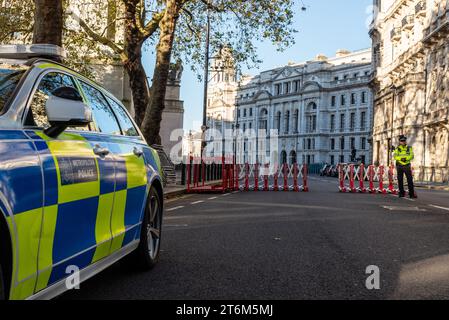 Horse Guards Avenue, Westminster, Londres, Royaume-Uni. 11 novembre 2023. La police de Westminster assure la sécurité autour du cénotaphe et de Whitehall, en prévision des événements du jour de l'Armistice et des manifestations qui ont lieu à Londres Banque D'Images