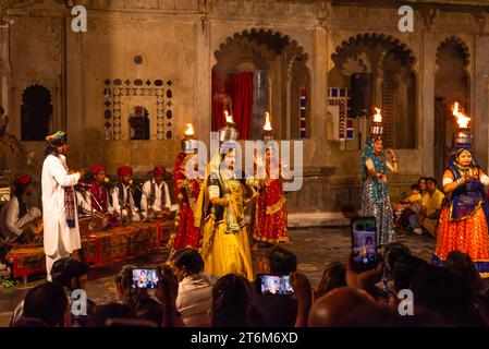 Musiciens traditionnels du Rajasthan femmes danseuses et marionnettistes se produisant pour les touristes à Bagore ki Haveli Udaipur Rajasthan Inde Banque D'Images