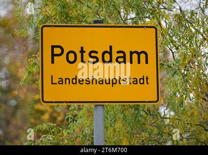 09 novembre 2023, Brandenburg, Potsdam : le panneau d'entrée de la ville de Potsdam, capitale de l'État. Photo : Soeren Stache/dpa Banque D'Images