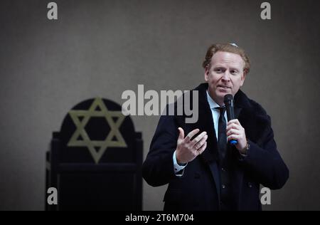 09 novembre 2023, Brandenburg, Potsdam : le violoniste irlando-allemand Daniel Hope, photographié au cimetière juif de Potsdam. Photo : Soeren Stache/dpa Banque D'Images