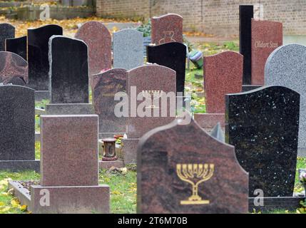 09 novembre 2023, Brandenburg, Potsdam : pierres tombales au cimetière juif de Potsdam. Photo : Soeren Stache/dpa Banque D'Images