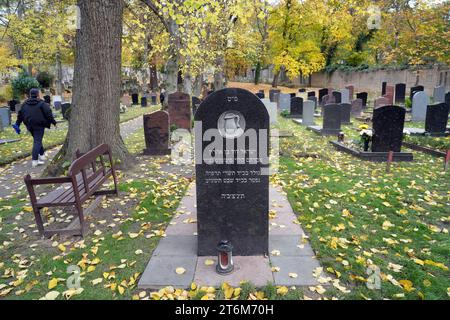 09 novembre 2023, Brandenburg, Potsdam : pierres tombales au cimetière juif de Potsdam. Photo : Soeren Stache/dpa Banque D'Images