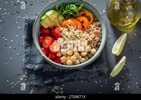 Salade saine aux pois chiches, gruaux de sarrasin et légumes. Bols avec des légumes pour une alimentation saine. Banque D'Images