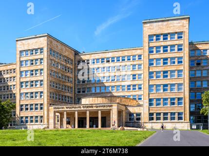 Entrée principale du bâtiment IG Farben à Francfort-sur-le-main, en Allemagne, qui abrite le campus Westend de l'Université Goethe de Francfort depuis 2001. Banque D'Images