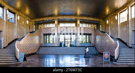 Hall et escalier double du bâtiment IG Farben à Francfort-sur-le-main, en Allemagne, qui abrite le campus Westend de l'Université Goethe depuis 2001. Banque D'Images