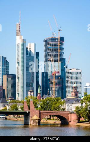 Gratte-ciel du quartier financier de Francfort-sur-le-main, en Allemagne, avec les « quatre bâtiments de Francfort » en construction et l'Alte Brücke. Banque D'Images