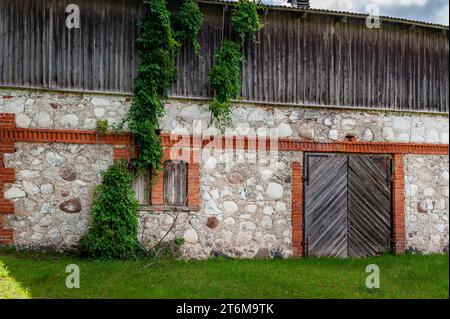 Gros plan du mur de soutènement en pierres et rochers. Fond de mur. Banque D'Images