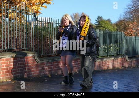 Les supporters se rendent au stade avant le match de Premier League Wolverhampton Wanderers vs Tottenham Hotspur à Molineux, Wolverhampton, Royaume-Uni, le 11 novembre 2023 (photo Gareth Evans/News Images) Banque D'Images