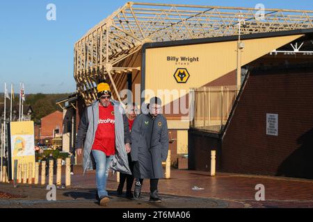 Les supporters se rendent au stade avant le match de Premier League Wolverhampton Wanderers vs Tottenham Hotspur à Molineux, Wolverhampton, Royaume-Uni, le 11 novembre 2023 (photo Gareth Evans/News Images) Banque D'Images