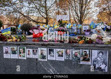 Des portraits de soldats, des fleurs et des drapeaux ukrainiens sont vus dans un mémorial dédié aux soldats tombés au combat des forces armées ukrainiennes à Zaporizhjhia. Le secrétaire général de l'OTAN, Jens Stoltenberg, a appelé les alliés de l'Ukraine à continuer d'apporter à Kiev tout le soutien militaire nécessaire à sa guerre contre l'agression russe et a averti qu'ils devaient se préparer à une longue bataille, alors même que les obus russes continuaient de faire des morts parmi les civils et de causer des dommages aux infrastructures dans l ' est et le sud du pays. Banque D'Images