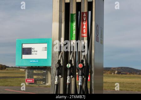 Station-service dans un petit aéroport privé pour les avions privés. Ravitaillement en carburant de jets privés. Ravitaillement en carburant de l'avion. Un pistolet de ravitaillement remplit le réservoir de l'avion avec f Banque D'Images