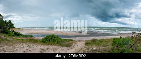 Paysage avec la rivière Užava et la mer Baltique, l'embouchure de la rivière. Vue panoramique. Banque D'Images