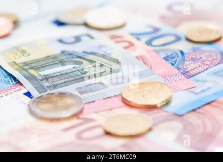 Ensemble de billets et pièces en euros différents. Euro monnaie. Euro currency.coins empilés les uns sur les autres dans des positions différentes. Concept monétaire. Banque D'Images