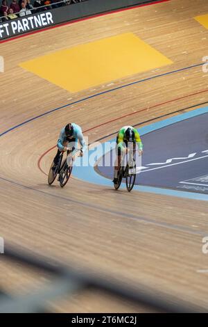 Londres, Royaume-Uni. 10 novembre 2023. Harrie Lavreysen pays-Bas / Hollande et Matthew Richardson Australie. Finale de sprint masculin UCI Track Champions League tour 4 Londres Lee Valley 10 novembre crédit : vue Studios/Alamy Live News Banque D'Images