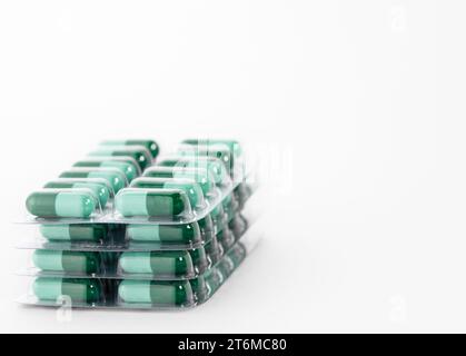 Pile de pilules médicales dans un emballage en plastique. Concept de santé et médecine. Banque D'Images