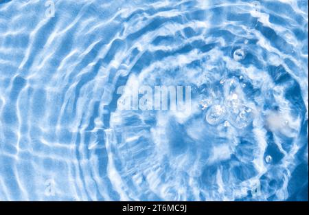 Entourez les reflets du soleil dans l'eau de la piscine d'en haut. Banque D'Images