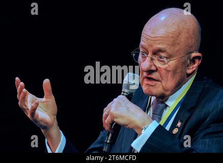 James R. Clapper, Jr., lieutenant général à la retraite dans l'armée de l'air des États-Unis et ancien directeur du renseignement national des États-Unis, s'adresse au public après avoir reçu le Paul Harris Fellowship Award du Rotary Club of Indialantic, Floride, au King Center for the Performing Arts de Melbourne. Ce prix est la plus haute distinction du Rotary International. Banque D'Images